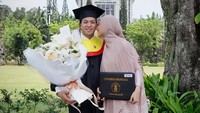 Dan mungkin, salah satu alasan aku memilih km dari dulu adalah karena aku percaya sama kemampuan km, bahkan ketika km sendiri belum sepenuhnya percaya sama diri km, sambungnya. Foto: Instagram @poppybungariphat