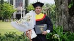 Poppy Bunga Bangga Dampingi Suami Wisuda S3