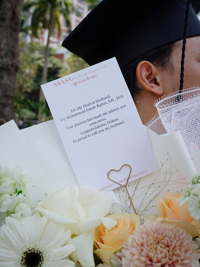 Poppy Bunga dampingi suami wisuda S3