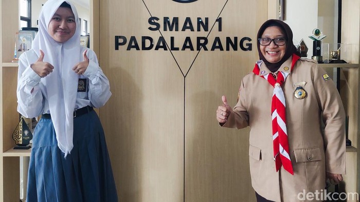 Potret Kepala SMAN 1 Padalarang dengan siswa yang akan umrah hasil beasiswa umrah SMAN 1 Padalarang