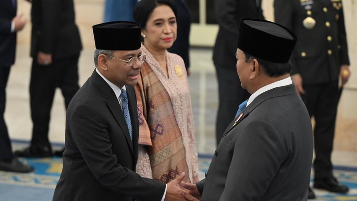 Presiden Prabowo Subianto (kanan) menyalami pejabat baru Menteri Keuangan Suahasil Nazara (kiri) yang didampingi istri Christina Pusporini Messakh (tengah) usai pelantikan di Istana Negara, Jakarta, Senin (14/9/2026). Presiden Prabowo melantik Suahas