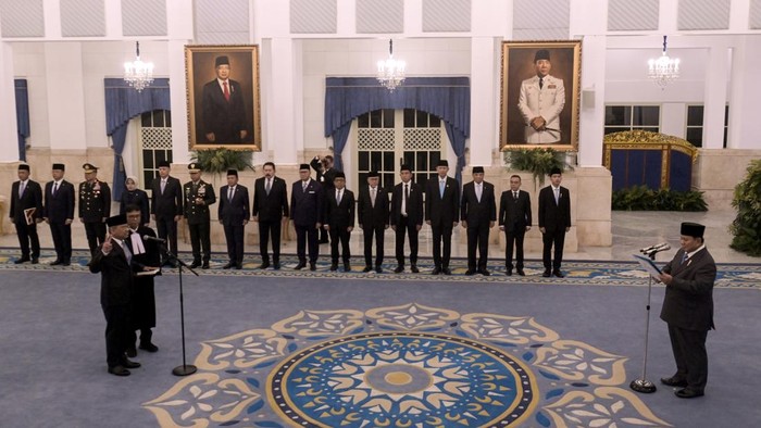 Presiden Prabowo Subianto (kanan) memimpin pengambilan sumpah jabatan Suahasil Nazara (keempat kiri) sebagai Menteri Keuangan di Istana Negara, Jakarta, Senin (14/9/2026). Presiden Prabowo melantik Suahasil Nazara menjadi Menteri Keuangan Kabinet Merah Putih sisa masa jabatan 20242029 menggantikan Purbaya Yudhi Sadewa. ANTARA FOTO/Aditya Pradana Putra/sgd/tom.