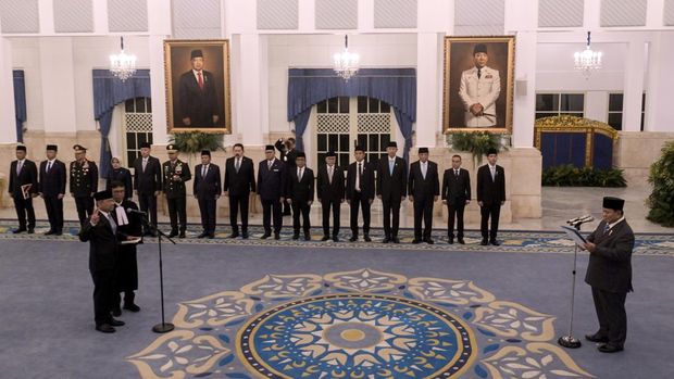 Presiden Prabowo Subianto (kanan) memimpin pengambilan sumpah jabatan Suahasil Nazara (keempat kiri) sebagai Menteri Keuangan di Istana Negara, Jakarta, Senin (14/9/2026). Presiden Prabowo melantik Suahasil Nazara menjadi Menteri Keuangan Kabinet Merah Putih sisa masa jabatan 2024–2029 menggantikan Purbaya Yudhi Sadewa. ANTARA FOTO/Aditya Pradana Putra/sgd/tom.