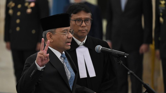 Suahasil Nazara (kiri) mengucapkan sumpah jabatan saat dilantik sebagai Menteri Keuangan di Istana Negara, Jakarta, Senin (14/9/2026). Presiden Prabowo melantik Suahasil Nazara menjadi Menteri Keuangan Kabinet Merah Putih sisa masa jabatan 20242029 m