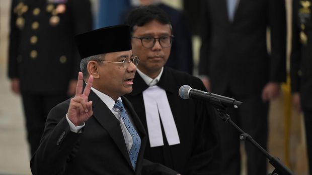 Suahasil Nazara (kiri) mengucapkan sumpah jabatan saat dilantik sebagai Menteri Keuangan di Istana Negara, Jakarta, Senin (14/9/2026). Presiden Prabowo melantik Suahasil Nazara menjadi Menteri Keuangan Kabinet Merah Putih sisa masa jabatan 2024–2029 menggantikan Purbaya Yudhi Sadewa. ANTARA FOTO/Aditya Pradana Putra/sgd/tom.