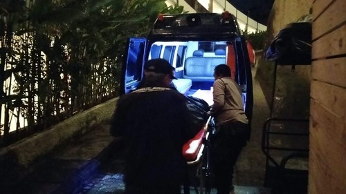 Proses evakuasi jenazah WN Belanda inisialMJR di Uluwatu, Kuta Selatan, Kabupaten Badung, Bali, Sabtu (12/9/2026). (Foto: Dok. Polresta Denpasar)