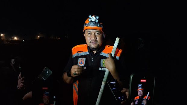 Proses pemadaman api TPA Galuga, Bogor, Senin (14/9/2026).