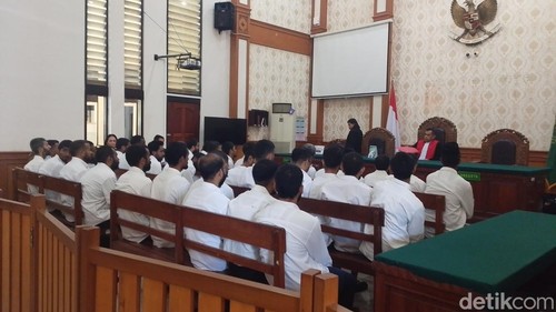 Proses persidangan terhadap 35 WN India terkait kasus judi online di Pengadilan Negeri (PN) Denpasar, Senin (14/9/2026). (Foto: Wibhi Leksono/detikBali)