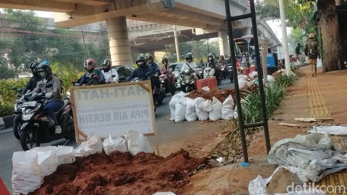 Proyek galian menyebabkan arus lalu lintas Jalan Lenteng Agung arah Pasar Minggu, Senin (14/9/2026) macet