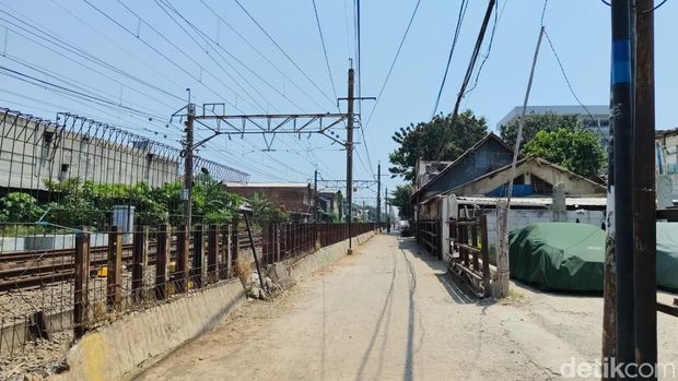 Proyek pembangunan akses jalan sejajar rel Pasar Minggu ditarget rampung 2027. Saat ini pembebasan lahan capai 70% per September 2026 (Devi P/detikcom)