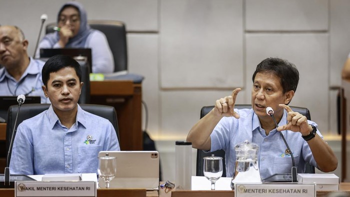 Menteri Kesehatan Budi Gunadi Sadikin (kanan) bersama Wakil Menteri Kesehatan Dante Saksono Harbuwono (kiri) menyampaikan paparan dalam rapat kerja dengan Komisi IX DPR di Kompleks Parlemen, Senayan, Jakarta, Senin (14/9/2026). Rapat tersebut membahas evaluasi mutu pelayanan kesehatan serta evaluasi penjaminan mutu dan keselamatan pasien melalui sistem akreditasi layanan kesehatan. ANTARA FOTO/Dhemas Reviyanto/YU