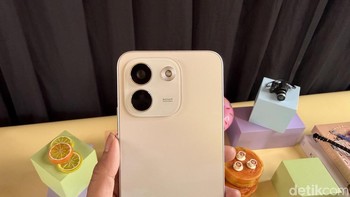 Redmi Note 17 Pro dalam varian warna Cloud Blush yang menampilkan efek seperti langit senja saat terkena cahaya matahari. Foto: Virgina Maulita Putri/detikINET