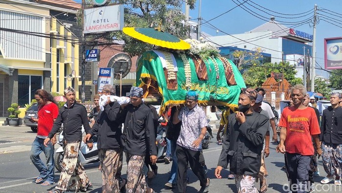 Rombongan yang membawa jenazah Ratu Raja Ilmiah Rosetina