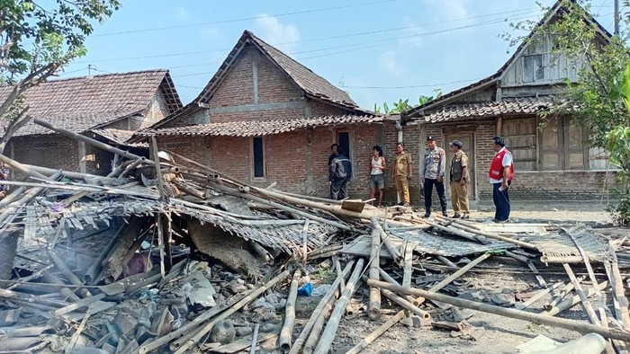 Evakuasi nenek Sutiyem di Gondang Sragen tewas tertimpa rumah roboh.