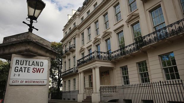 Rumah Termahal di Inggris LONDON, ENGLAND - SEPTEMBER 14: A general view of 2-8a Rutland Gate on September 14, 2012 in London, England. The property was the former residence of Sultan bin Abdulaziz, the crown prince of Saudi Arabia, and is thought to be the most expensive home ever to go on the market in Britain valued at £300 Million GBP. (Photo by Dan Kitwood/Getty Images)