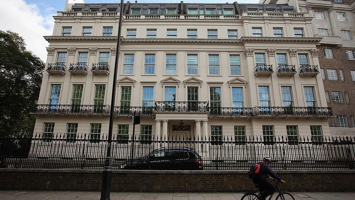 LONDON, ENGLAND - SEPTEMBER 14: A general view of 2-8a Rutland Gate on September 14, 2012 in London, England. The property was the former residence of Sultan bin Abdulaziz, the crown prince of Saudi Arabia, and is thought to be the most expensive home ever to go on the market in Britain valued at 300 Million GBP. (Photo by Dan Kitwood/Getty Images)