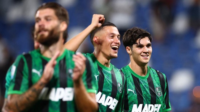 Soccer Football - Serie A - U.S. Sassuolo v Juventus - Mapei Stadium - Citta del Tricolore, Reggio Emilia, Italy - September 13, 2026 U.S. Sassuolos Jay Idzes and Vasilije Adzic celebrate after the match REUTERS/Guglielmo Mangiapane