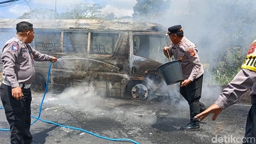 Sebuah mobil elf yang mengangkut wisatawan terbakar di Jalur Denpasar-Singaraja pada Senin (14/9/2026).