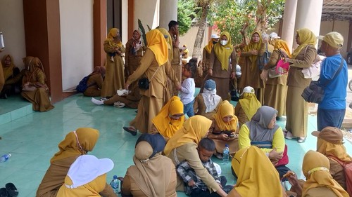Sejumlah guru PPPK Paruh Waktu mendatangi Kantor DPRD Dompu, Senin (14/9/2026). Mereka mengadu lantaran belum digaji sejak menerima SK pada Desember 2025. (Faruk/detikBali)