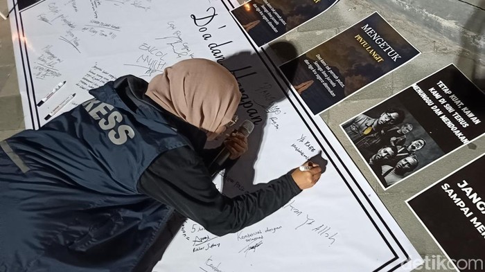 Sejumlah jurnalis di Kota Palu, menggelar doa bersama untuk lima wartawan dan tiga kru kapal yang hilang di sekitar Gunung Anak Krakatau.