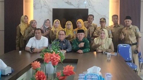 Sejumlah mantan kepsek bertemu dengan Ketua DPRD Dompu dan Ketua Komisi I DPRD Dompu, Senin (14/92026). (Foto: Faruk/detikBali)