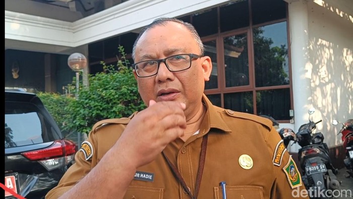 Sekda Banyumas, Agus Nur Hadie memberikan keterangan kepada wartawan soal penggeledahan KPK di halaman Pendopo Sipanji Purwokerto, Senin (14/9/2026).