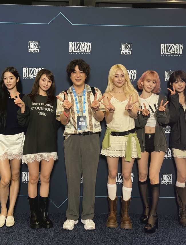 Dalam foto-foto yang dibagikannya, Shindong tampil dengan gaya kasual mengenakan kaos hitam, celana jeans, dan sneakers putih. Ia pun membagikan potret kebersamaannya dengan Kazuha, Chaewon, Yunjin, Sakura, dan Eunchae LE SSERAFIM di blue carpet festival game BlizzCon. Foto: dok. Instagram @earlyboysd