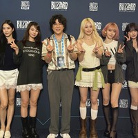Dalam foto-foto yang dibagikannya, Shindong tampil dengan gaya kasual mengenakan kaos hitam, celana jeans, dan sneakers putih. Ia pun membagikan potret kebersamaannya dengan Kazuha, Chaewon, Yunjin, Sakura, dan Eunchae LE SSERAFIM di blue carpet festival game BlizzCon. Foto: dok. Instagram @earlyboysd