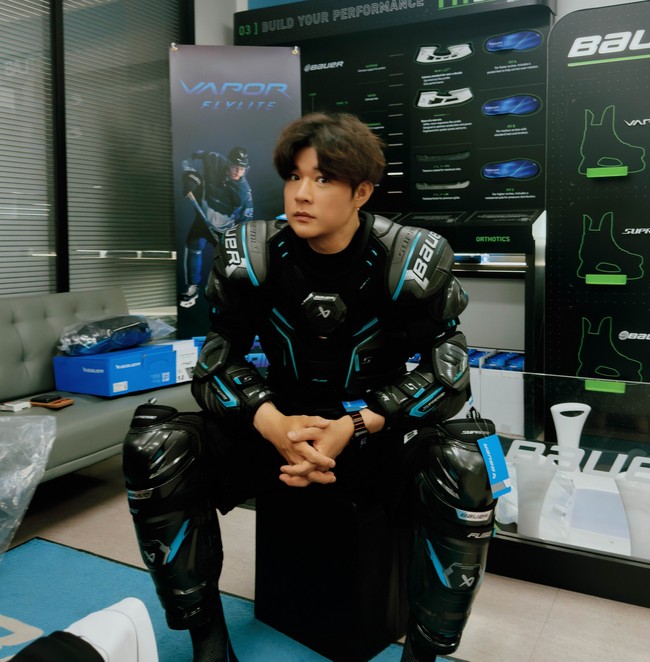 Ini bukan pertama kalinya Shindong mengejutkan netizen dengan transformasinya. Ia terlihat manglingi sejak membagikan fotonya pada bulan Mei tahun ini memakai perlengkapan hoki es berwarna hitam. Foto: dok. Instagram @earlyboysd