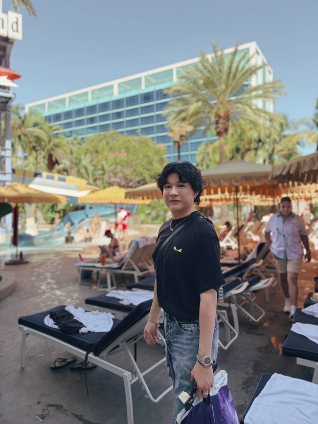 “Tidur, makan, jalan-jalan, dan makan lagi. BlizzCon hari ini telah berakhir! 🎮💙 tulis Shindong sebagai keterangan foto. Ia memperlihatkan banyaknya makanan yang disantapnya. Termasuk pizza, burger, nachos, hingga cheese cake. Foto: dok. Instagram @earlyboysd