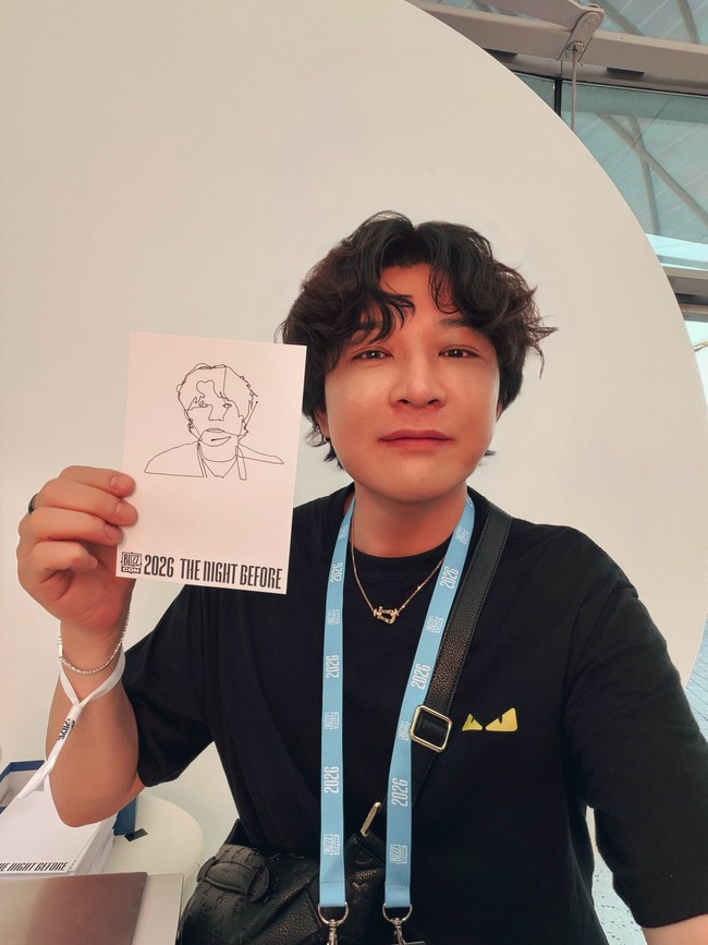 Secara khusus, perhatian netizen tertuju pada penampilan Shindong yang terlihat lebih tirus dari biasanya. Tak hanya pipi chubby yang menghilang. Tubuh personel Super Junior itu lebih ramping. Foto: dok. Instagram @earlyboysd