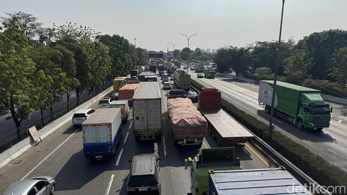 Sisa muatan truk terguling di tol JORR dievakuasi (Adhfar Aulia Syuhada/detikcom)