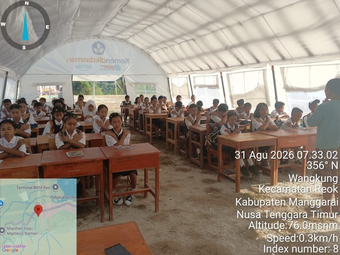Siswa belajar di tenda belajar darurat Kemendikdasmen usai gempa NTT, Senin (31/8/2026).