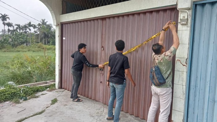 Polisi saat menyiita ruko terkait kasus narkoba