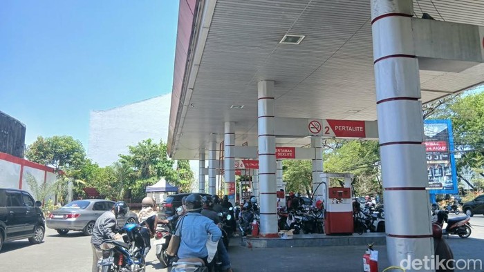 Situasi antrean BBM di SPBU Jalan Hertasning Makassar.