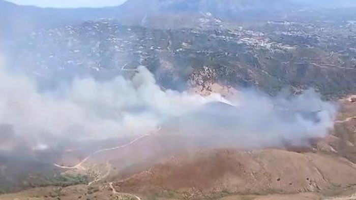Tangkapan layar dari video yang dirilis oleh Layanan Kebakaran Hutan Andalusia (Infoca) pada 13 September 2026 ini menunjukkan asap mengepul dari kebakaran hutan di Benahavis.Kebakaran hutan yang berkobar tidak jauh dari kawasan resor pantai Costa de