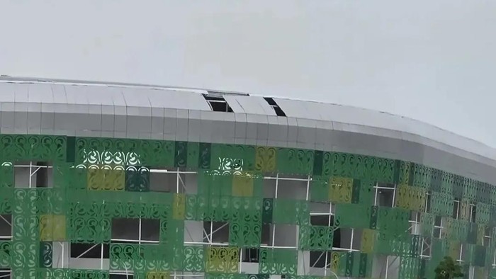 Kondisi atap Stadion Utama Sumatera Utara yang disebut rusak.