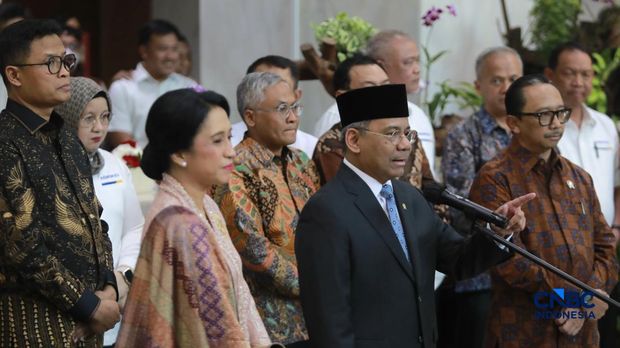 Suahasil Nazara memberikan keterangan pers kepada media di Gedung Djuanda Kementerian Keuangan, Jakarta, Senin, (14/9/2026). Suahasil Nazara memberikan keterangan pers kepada media di Gedung Djuanda Kementerian Keuangan, Jakarta, Senin, (14/9/2026). (CNBC Indonesia/Muhammad Sabki)