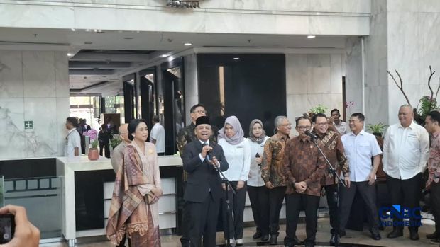 Suahasil Nazara menyampaikan keterangan kepada awak media usai dilantik sebagai Menteri Keuangan Masa Jabatan Periode Tahun 2024-2029, di Gedung Juanda, Kementerian Keuangan, Jakarta, Senin (14/9/2026). (CNBC Indonesia/Chandra Dwi Pranata)