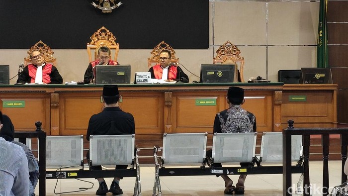 Suasana sidang putusan kasus korupsi ijon proyek yang menjerat Bupati Bekasi nonaktif Ade Kuswara dan ayahnya, HM Kunang