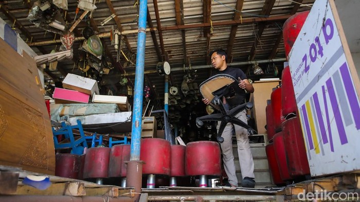 Mall Rongsok di Depok, Jawa Barat, menjadi salah satu tujuan menarik bagi masyarakat nan doyan berburu peralatan bekas, vintage, hingga benda-benda jadul. Tempat ini menawarkan suasana berbeda dari pusat perbelanjaan pada umumnya.