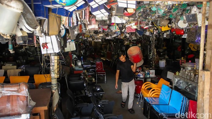 Surga Barang Bekas! Mall Rongsok Depok Penuh Benda Jadul Mall Rongsok di Depok, Jawa Barat, menjadi salah satu tujuan menarik bagi masyarakat nan doyan berburu peralatan bekas, vintage, hingga benda-benda jadul. Tempat ini menawarkan suasana berbeda dari pusat perbelanjaan pada umumnya.