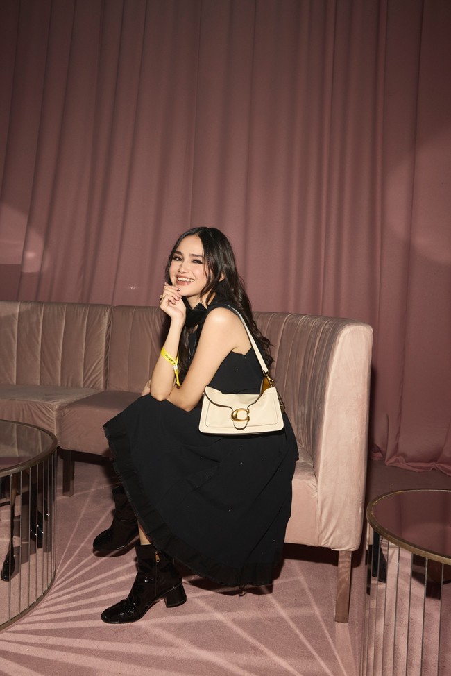Syifa tampil dengan gaun hitam beraksen pita di bagian pundak. Istri El Rumi ini melengkapi penampilannya dengan shoulder bag Soft Tabby berwarna off-white. Foto: Dok. Coach