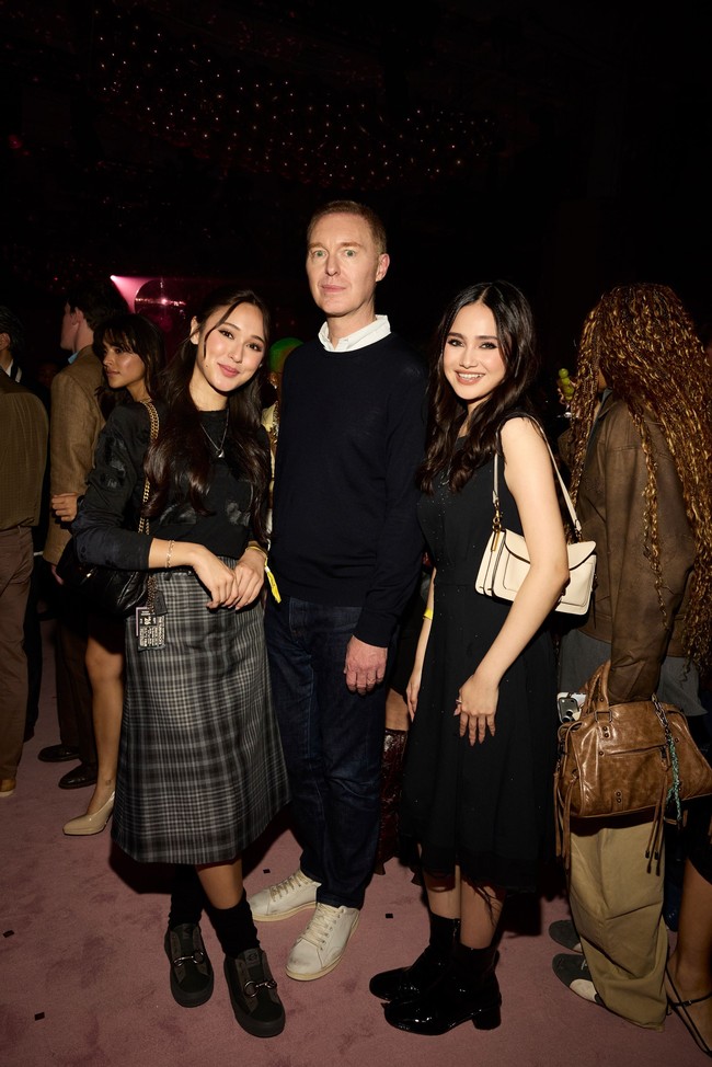 Syifa dan Yasmin tampak berpose dengan sejumlah figur publik dari berbagai negara, termasuk Creative Director Coach Stuart Vevers. Foto: Dok. Coach