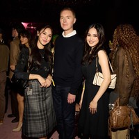 Syifa dan Yasmin tampak berpose dengan sejumlah figur publik dari berbagai negara, termasuk Creative Director Coach Stuart Vevers. Foto: Dok. Coach