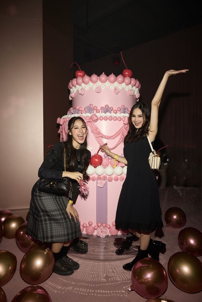 Fashion show ini digelar bertepatan dengan perayaan hari jadi Coach yang ke-85 tahun. Koleksi ini membawa elemen heritage ke gaya yang lebih Gen Z.  Memadukan gaya khas New York dengan elemen klasik Coach, seperti material kulit, tailoring, dan tas ikonis, yang dikemas lebih playful dan eksperimental. Foto: Dok. Coach