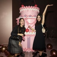 Fashion show ini digelar bertepatan dengan perayaan hari jadi Coach yang ke-85 tahun. Koleksi ini membawa elemen heritage ke gaya yang lebih Gen Z.  Memadukan gaya khas New York dengan elemen klasik Coach, seperti material kulit, tailoring, dan tas ikonis, yang dikemas lebih playful dan eksperimental. Foto: Dok. Coach