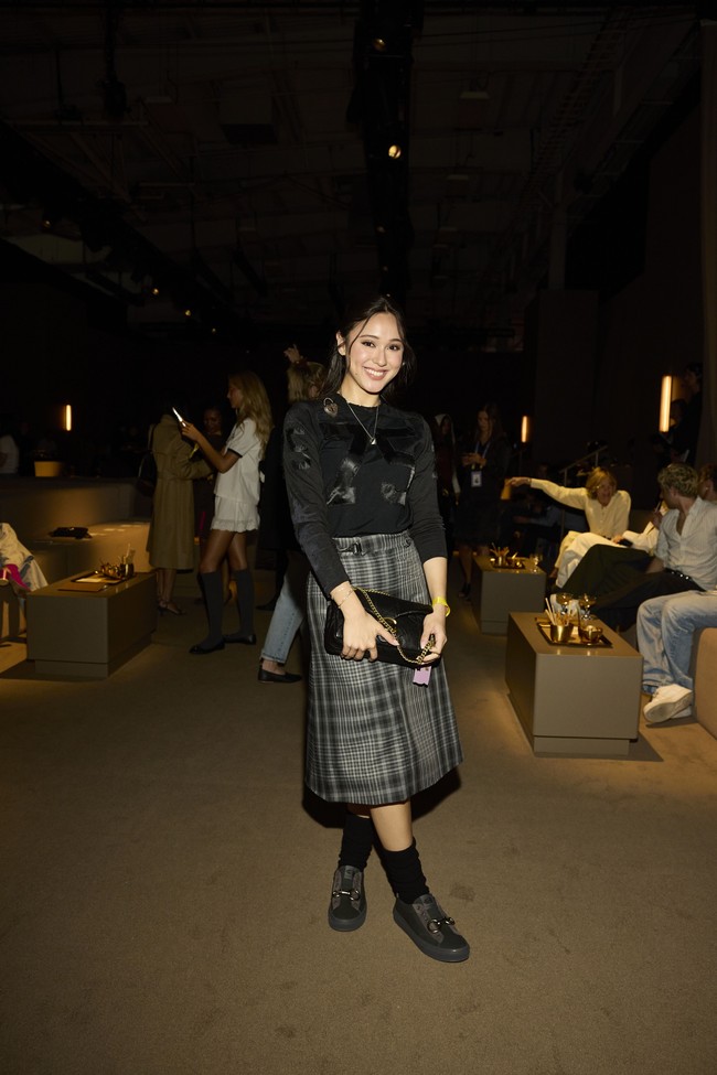 Yasmin Napper memilih gaya chic dengan padanan kaus hitam lengan panjang dan rok midi motif plaid. Untuk aksesori, bintang film ‘Bila Esok Ibu Tiada’ ini mengenakan tas Soft Grain Tabby Quilted. Foto: Dok. Coach
