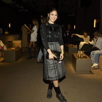 Yasmin Napper memilih gaya chic dengan padanan kaus hitam lengan panjang dan rok midi motif plaid. Untuk aksesori, bintang film ‘Bila Esok Ibu Tiada’ ini mengenakan tas Soft Grain Tabby Quilted. Foto: Dok. Coach