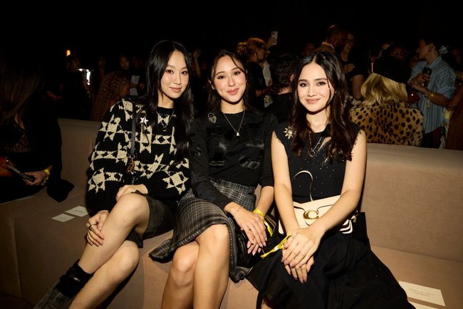 Syifa Hadju dan Yasmin Napper hadir mewakili Indonesia untuk menonton presentasi yang menampilkan busana hingga aksesori Coach tersebut. Keduanya mendapat kursi di front row. Foto: Dok. Coach